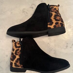 NWOB Olivia Miller girl’s black and leopard booties size 12